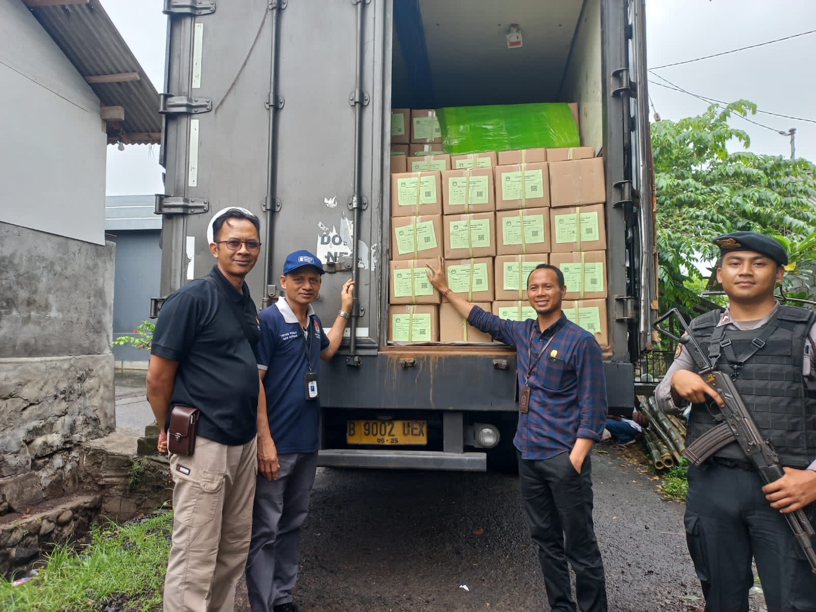 Bawaslu Bangli Awasi Proses Loading Logistik Pemilu Tahun 2024