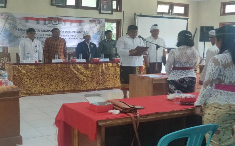 BAWASLU BANGLI MENGAWASI PELANTIKAN 216 PANITIA PEMUNGUTAN SUARA (PPS)