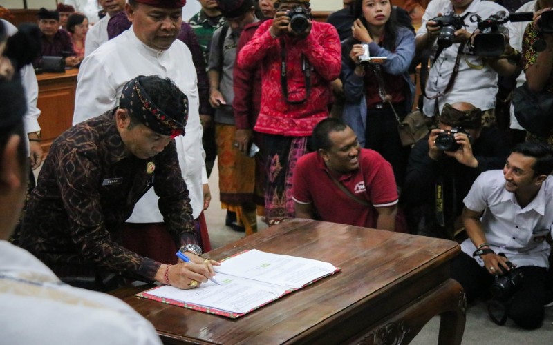 KETUA BAWASLU KABUPATEN BANGLI TANDATANGANI NPHD PILKADA 2020