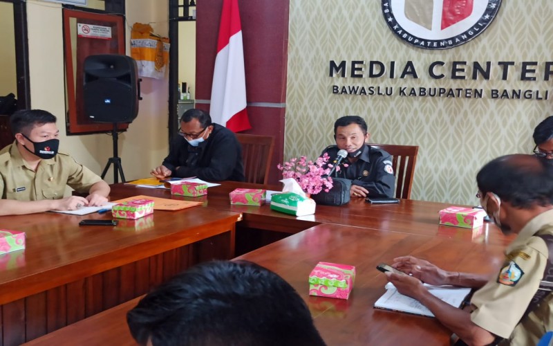 PENDAFTARAN BAKAL CALON DITUTUP, BAWASLU BANGLI LAKUKAN PENGAWASAN VERIFIKASI BERKAS