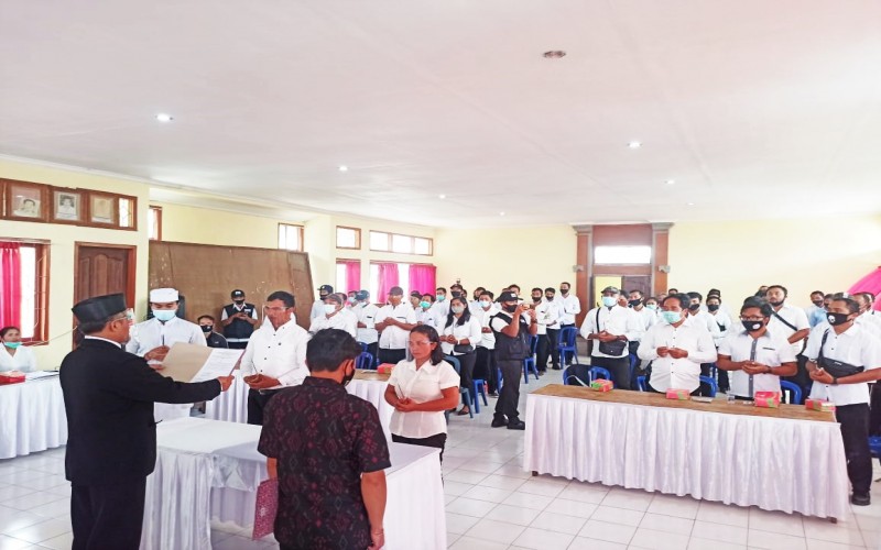 PENGAWAS TPS SE-KABUPATEN BANGLI DILANTIK, DIHARAP MAMPU BERIKAN PENDIDIKAN POLITIK BAGI MASYARAKAT