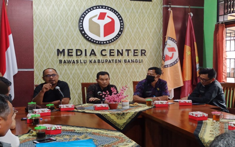 RAPAT COKLIT, WIDY BAWASLU BALI : POTOKOL KESEHATAN PENTING, NAMUN JANGAN LUPAKAN SUBSTANSI SEBENARNYA!!