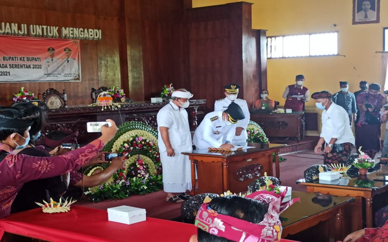 SERAH TERIMA JABATAN, PLH KEPADA BUPATI DAN WAKIL BUPATI BANGLI