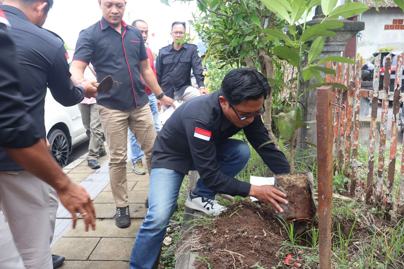 Bawaslu Kabupaten Bangli bersama dengan Tim Sentra Gakkumdu Bangli melakukan penanaman pohon manggis di area Kantor Bawaslu Kabupaten Bangli pada Jumat (13/12)