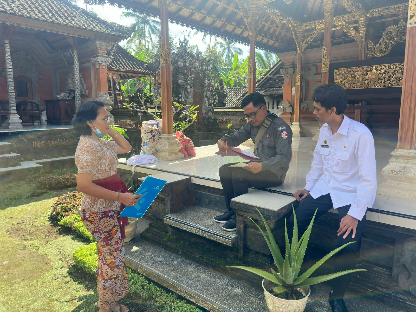 Bangli, Bawaslu Bangli - Dalam rangka menjaga akurasi dan kualitas Data Pemilih Berkelanjutan (PDPB), Bawaslu Kabupaten Bangli melaksanakan kegiatan uji petik pada hari Senin, (30/6). Kegiatan ini merupakan tindak lanjut dari Surat Edaran Bawaslu Nomor 29 Tahun 2025 tentang pengawasan pemutakhiran data pemilih secara berkelanjutan.  Dalam kegiatan ini, Ketua dan Anggota Bawaslu Bangli, serta Koordinator Sekretariat Bawaslu Bangli turun langsung ke beberapa desa untuk mencocokkan dan meneliti data pemilih ya