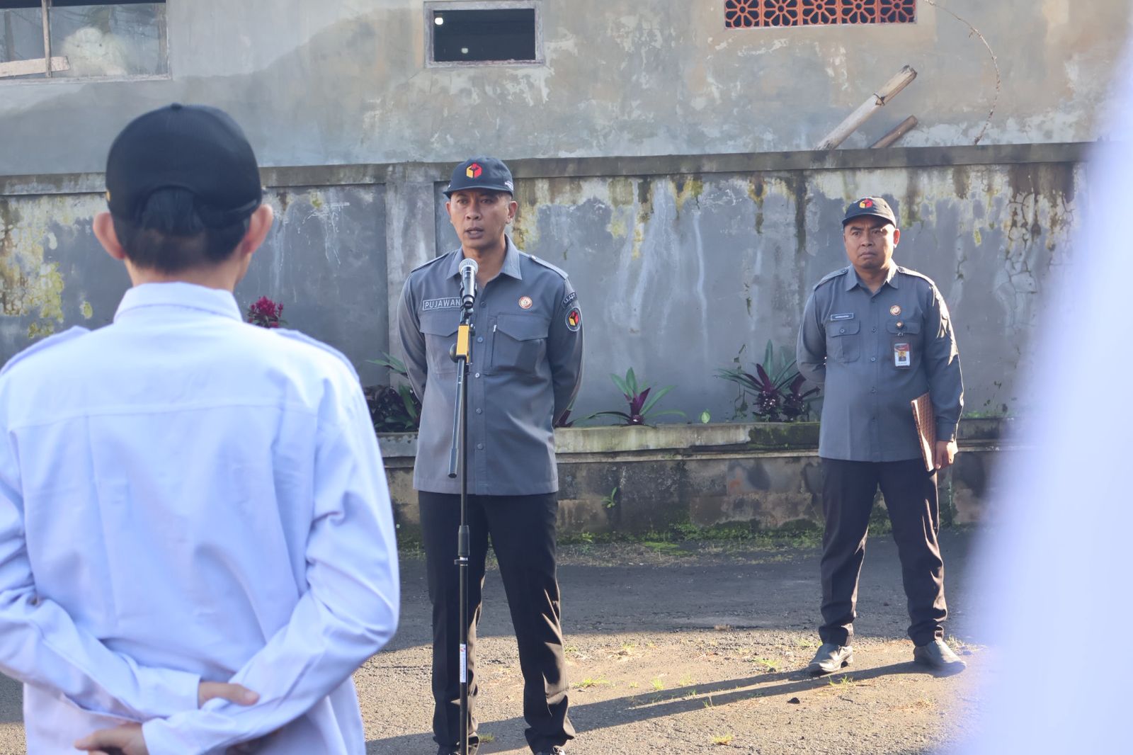 Bawaslu Bangli Gelar Apel Pagi, Pujawan : Bangun Semangat Kerja dengan Sinergi dan Kekompakan