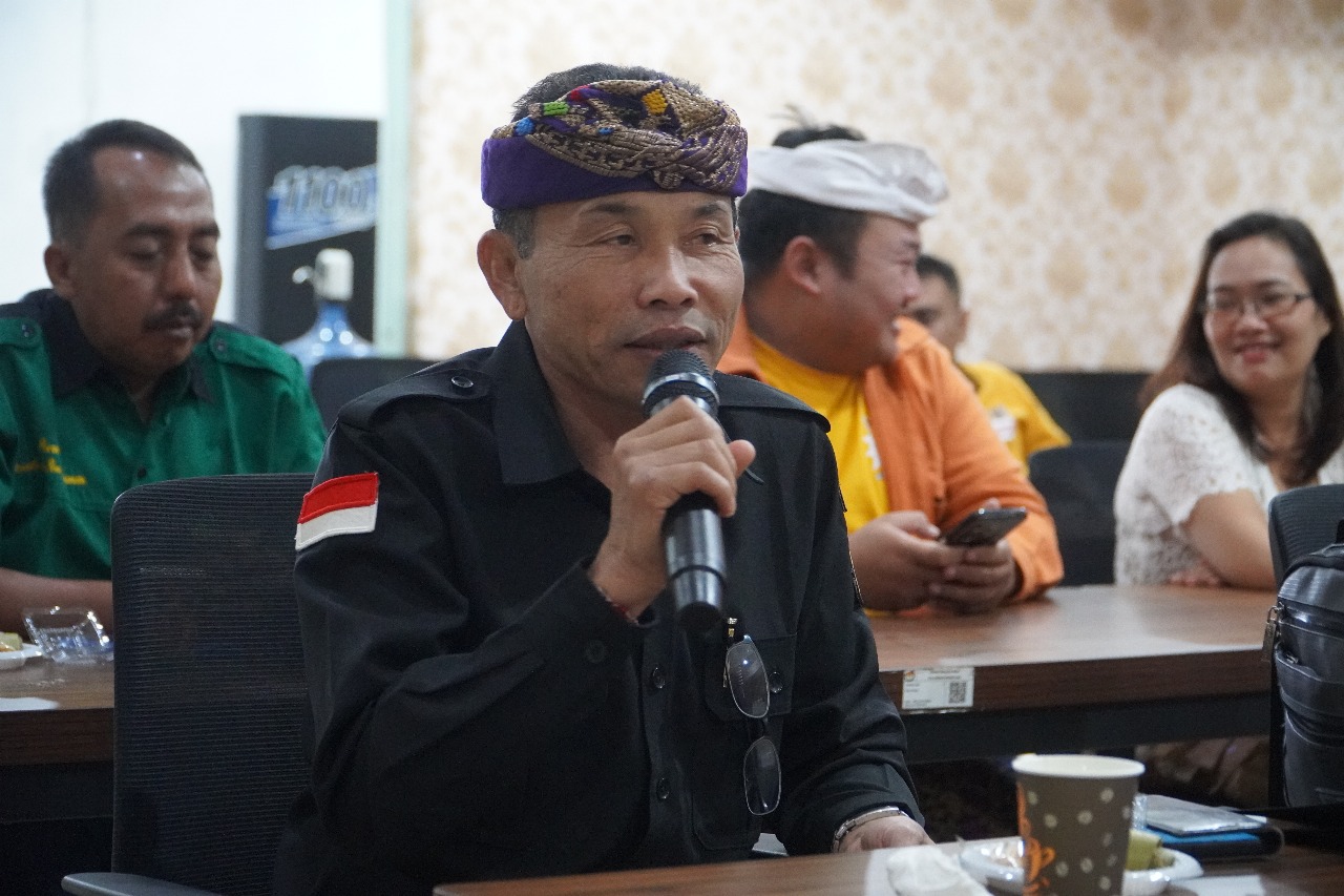 Koordinator Divisi Penanganan Pelanggaran dan Penyelesaian Sengketa Bawaslu Kabupaten Bangli, I Nengah Purna, saat menghadiri Rapat Koordinasi Pemutakhiran Data Partai Politik secara Berkelanjutan melalui Sistem Informasi Partai Politik (Sipol) Tahun 2025 yang diselenggarakan oleh Komisi Pemilihan Umum (KPU) Kabupaten Bangli pada Kamis (17/7).