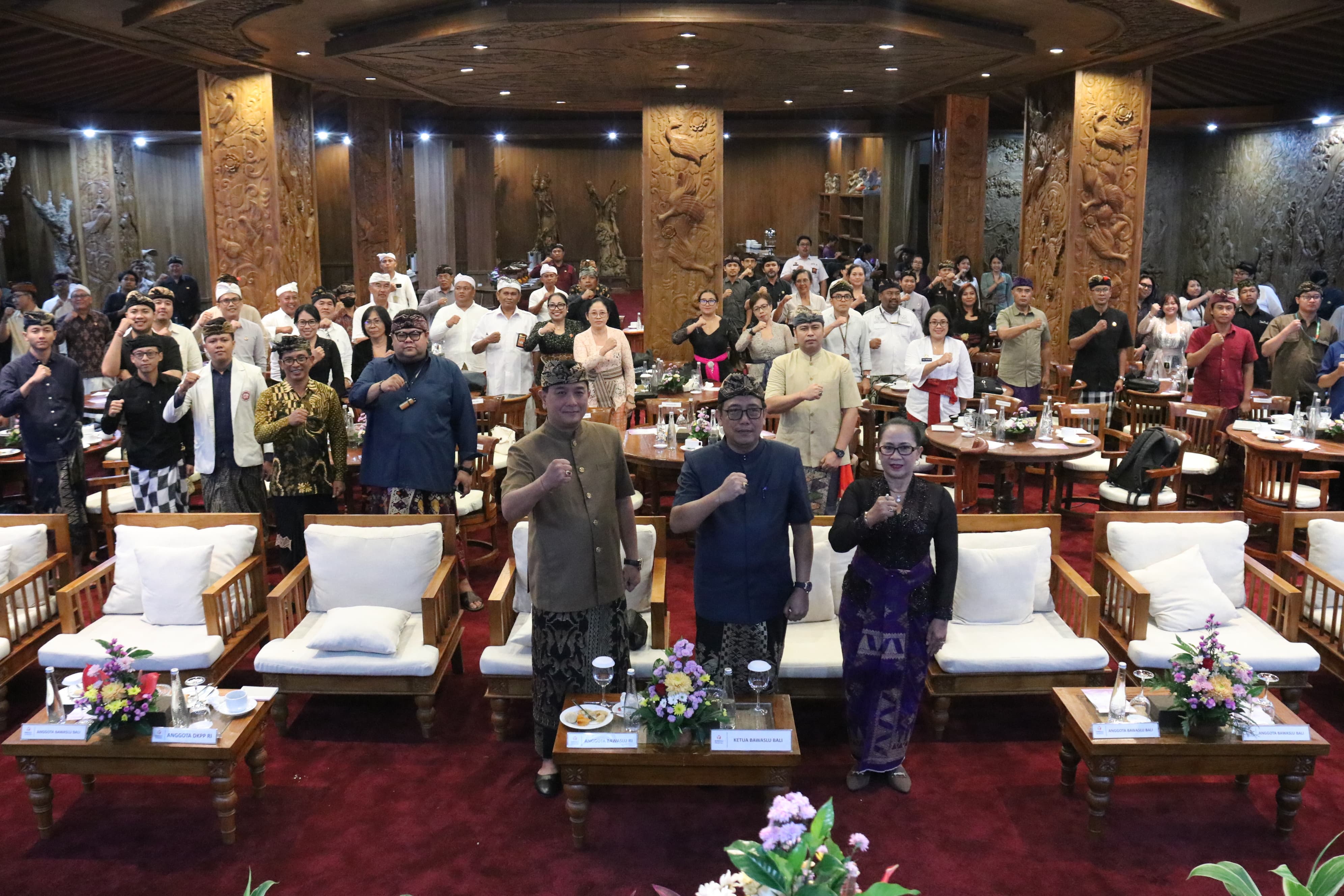Gianyar, Bawaslu Bangli – Ketua Bawaslu Kabupaten Bangli I Nengah Muliarta, bersama Anggota Bawaslu Kabupaten Bangli  I Nengah Purna dan Putu Gede Pertama Pujawan, serta Koordinator Sekretariat Bawaslu Kabupaten Bangli I Wayan Suwitra, menghadiri kegiatan Fasilitasi Pembinaan dan Penguatan Kelembagaan Pengawas Pemilu yang diselenggarakan oleh Bawaslu Provinsi Bali, Jumat (25/7), bertempat di Swan Paradise A Pramana Experience, Gianyar.  Kegiatan ini merupakan bagian dari upaya penguatan kelembagaan pengawas