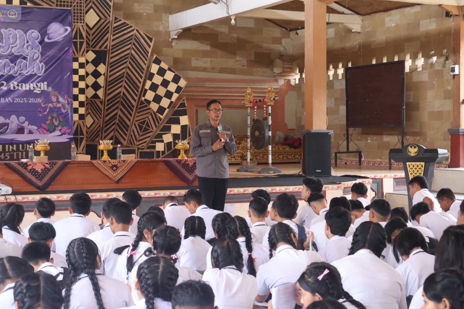 Sasar Generasi Muda, Bawaslu Bangli Gaungkan Pengawasan Partisipatif di MPLS SMA N 2 Bangli