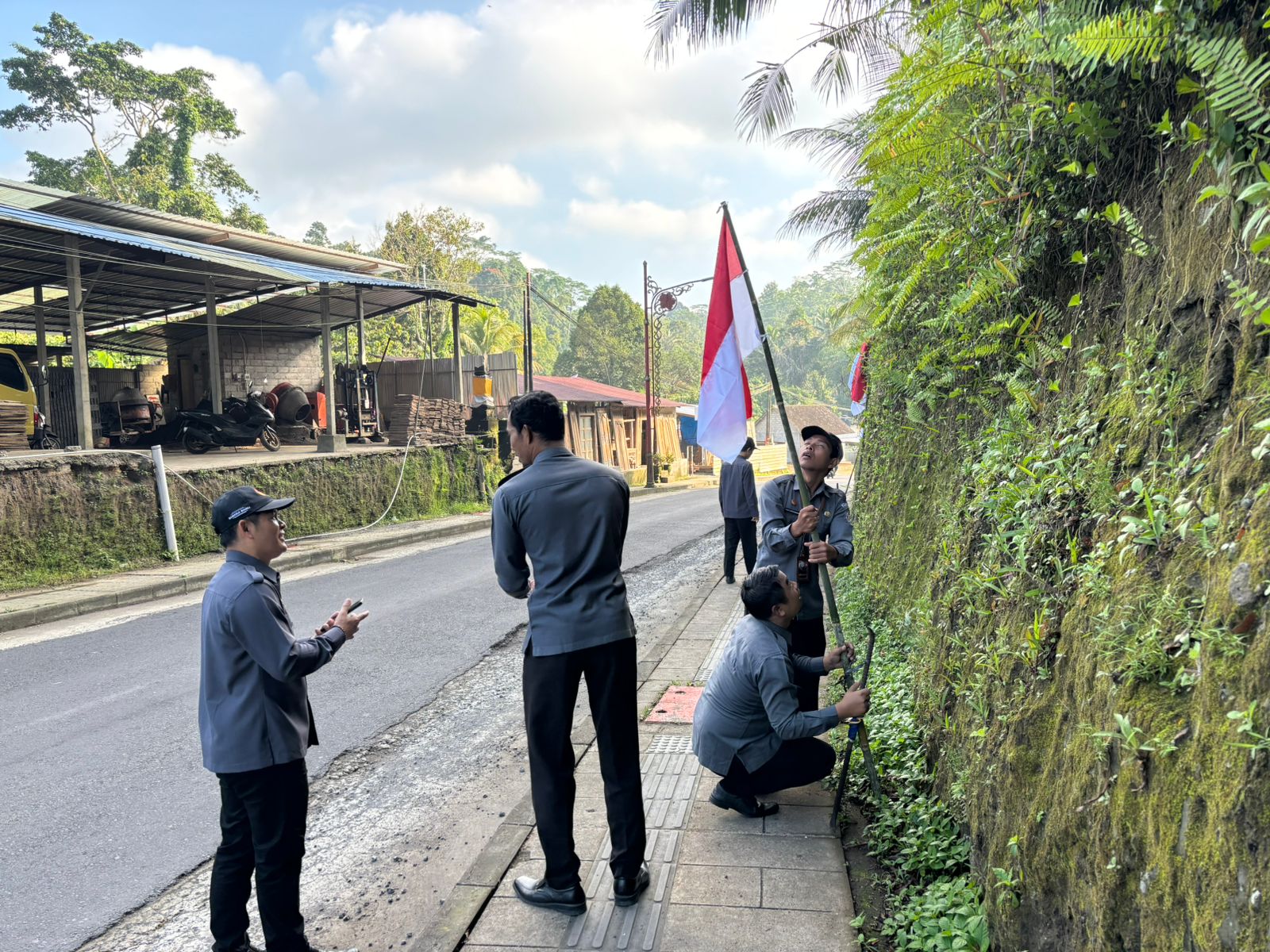 Bawaslu Bangli Kibarkan Semangat Merah Putih Sambut Bulan Kemerdekaan