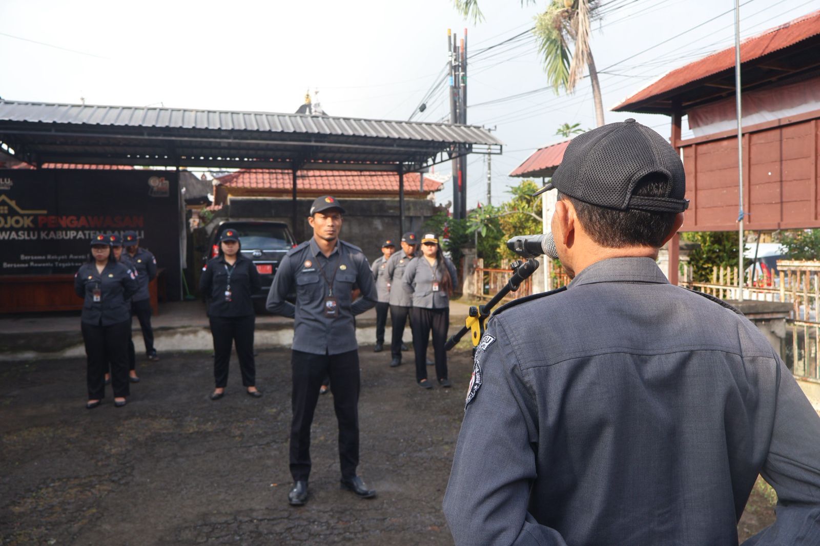 Apel Pagi Bawaslu Bangli,  Purna : Jaga Nasionalisme dan Soliditas di Bulan Kemerdekaan
