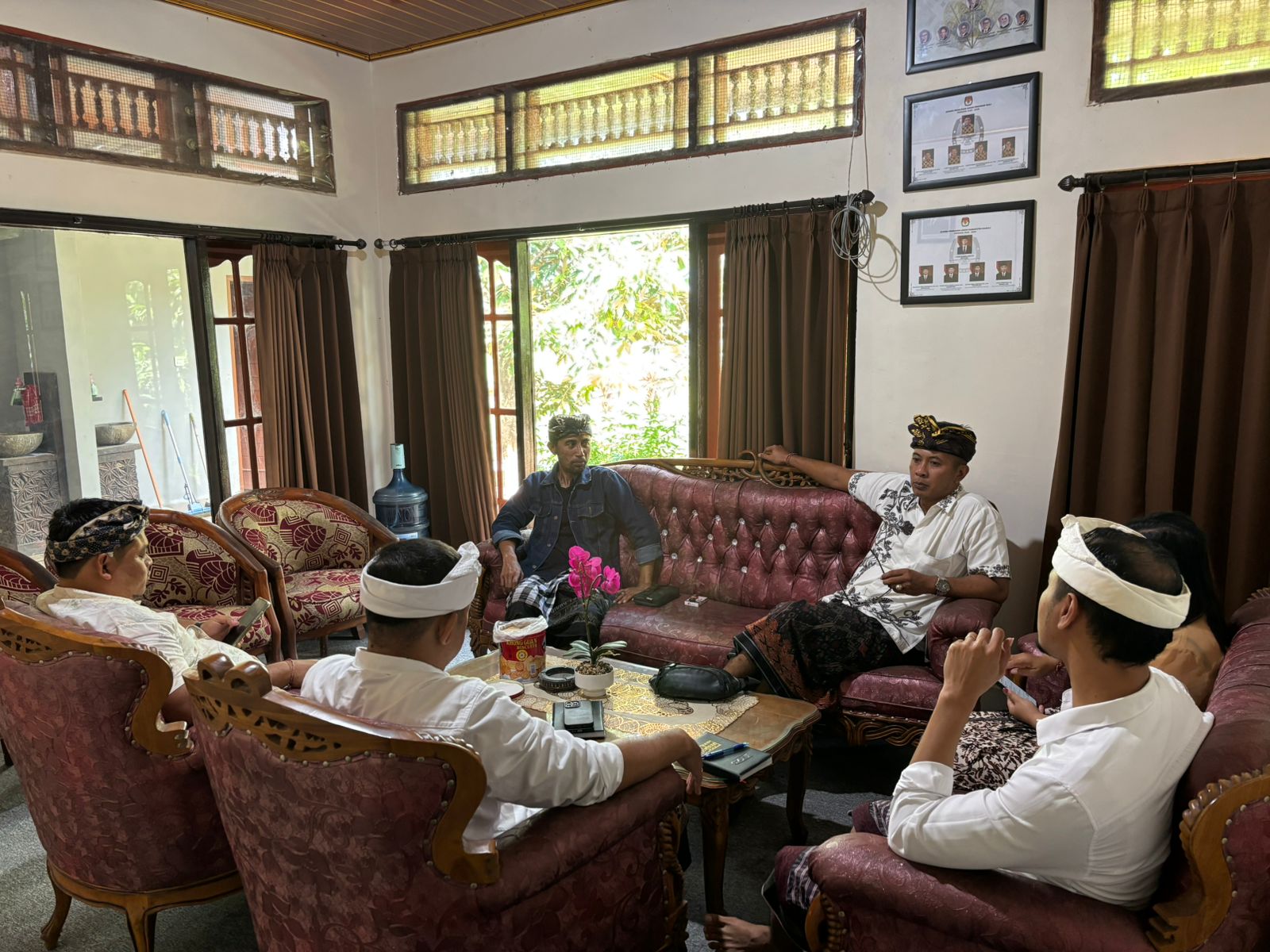 Koordinator Divisi Hukum, Pencegahan, Partisipasi Masyarakat, dan Hubungan Masyarakat (HP2H) Bawaslu Kabupaten Bangli, Putu Gede Pertama Pujawan Melakukan koordinasi dengan Komisi Pemilihan Umum (KPU) Kabupaten Bangli terkait Pemutakhiran Daftar Pemilih Berkelanjutan (PDPB)