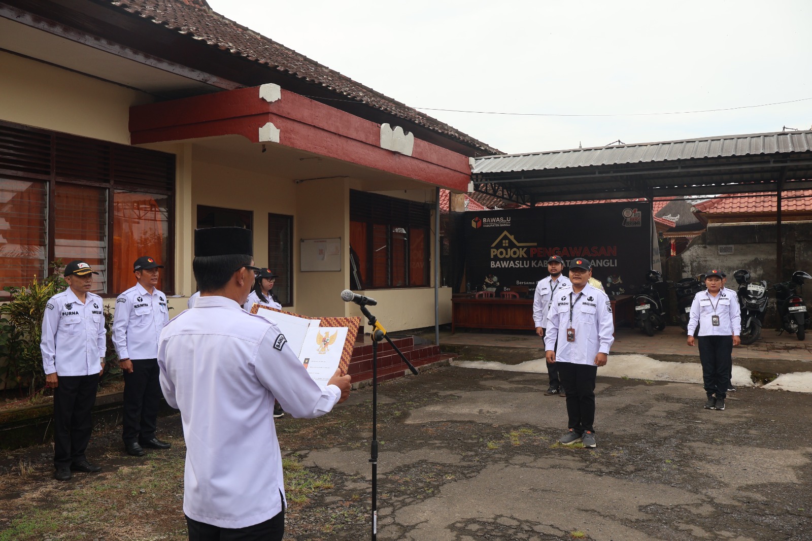 adan Pengawas Pemilu (Bawaslu) Kabupaten Bangli menggelar apel peringatan Hari Ulang Tahun (HUT) ke-17 Bawaslu Republik Indonesia