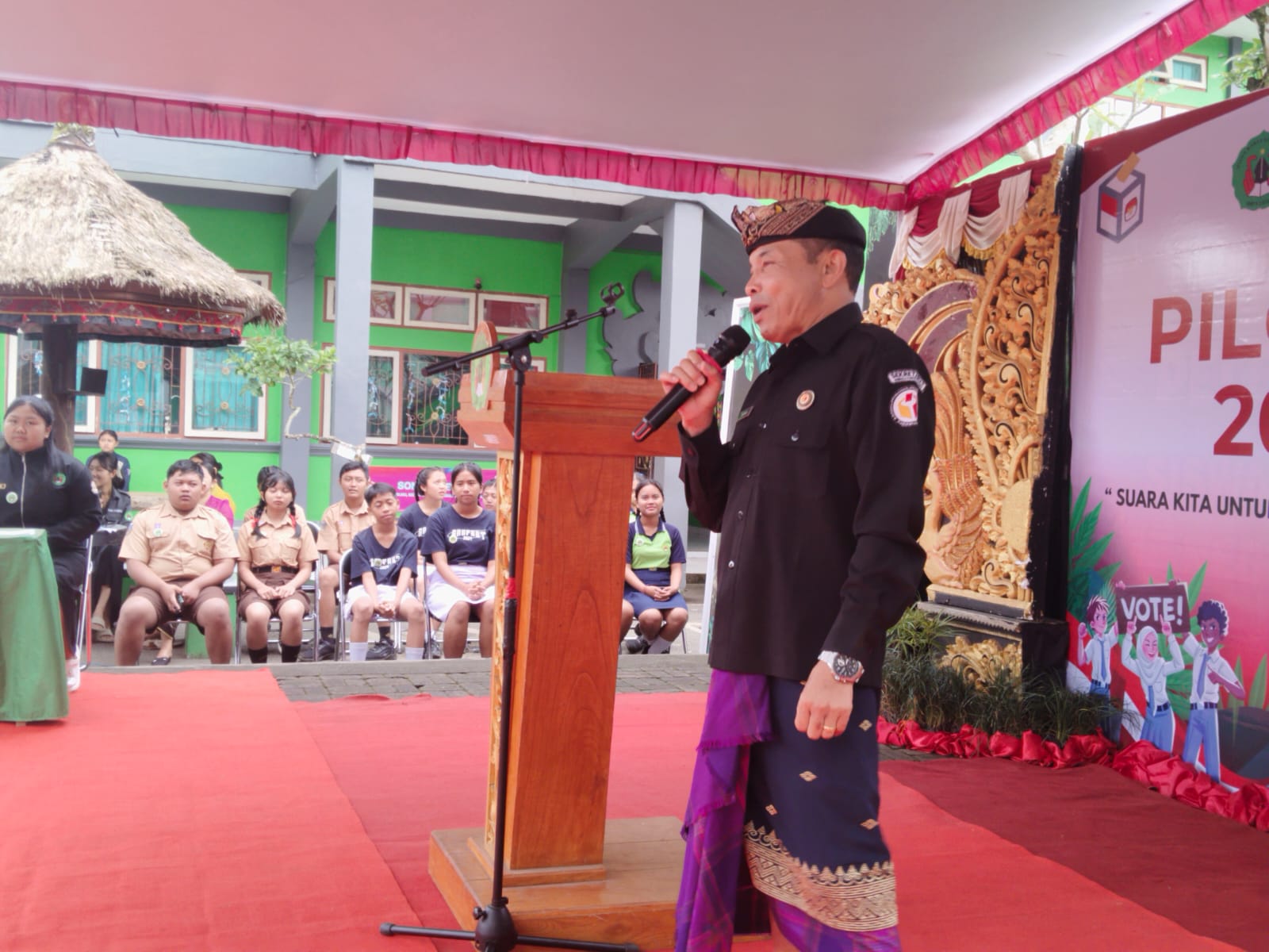 Anggota Bawaslu Kabupaten Bangli, I Nengah Purna, saat memberikan materi pada kegiatan Sosialisasi Pengenalan Pemilihan Umum Sejak Dini (Demokrasi di Sekolah) yang digelar oleh SMP Negeri 1 Susut