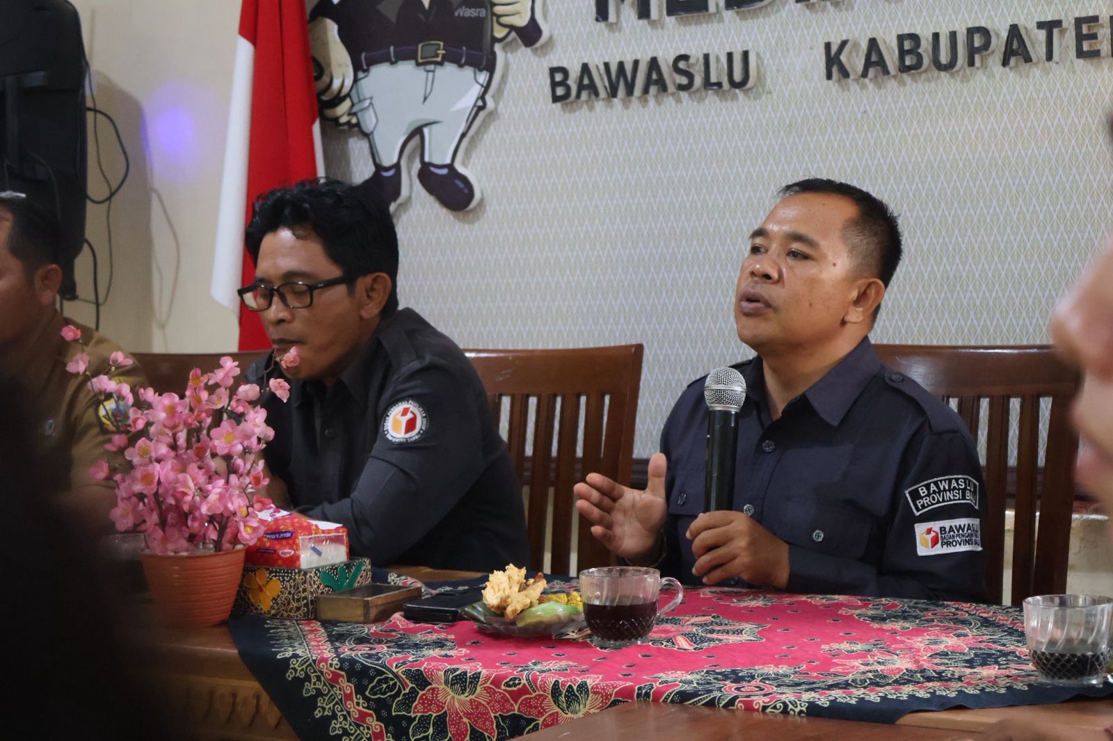 Koordinator Divisi Hukum dan Penyelesaian Sengketa Bawaslu Provinsi Bali, Gede Sutrawan, saat kegiatan Sosialisasi Perbawaslu Nomor 2 Tahun 2025 tentang Tata Cara Penyelesaian Kerugian Negara Terhadap Pegawai Negeri Bukan Bendahara atau Pejabat Lain di Lingkungan Bawaslu, yang dilaksanakan di Kantor Bawaslu Kabupaten Bangli.