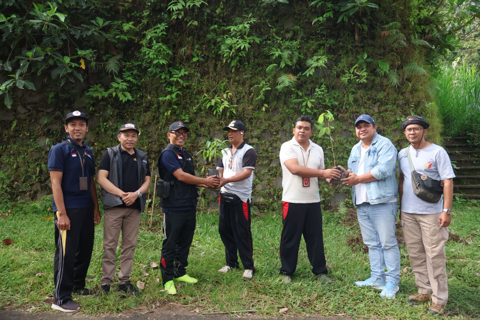 Jaga Alam Bali, Bawaslu Hijaukan Kaki Bukit Bangli