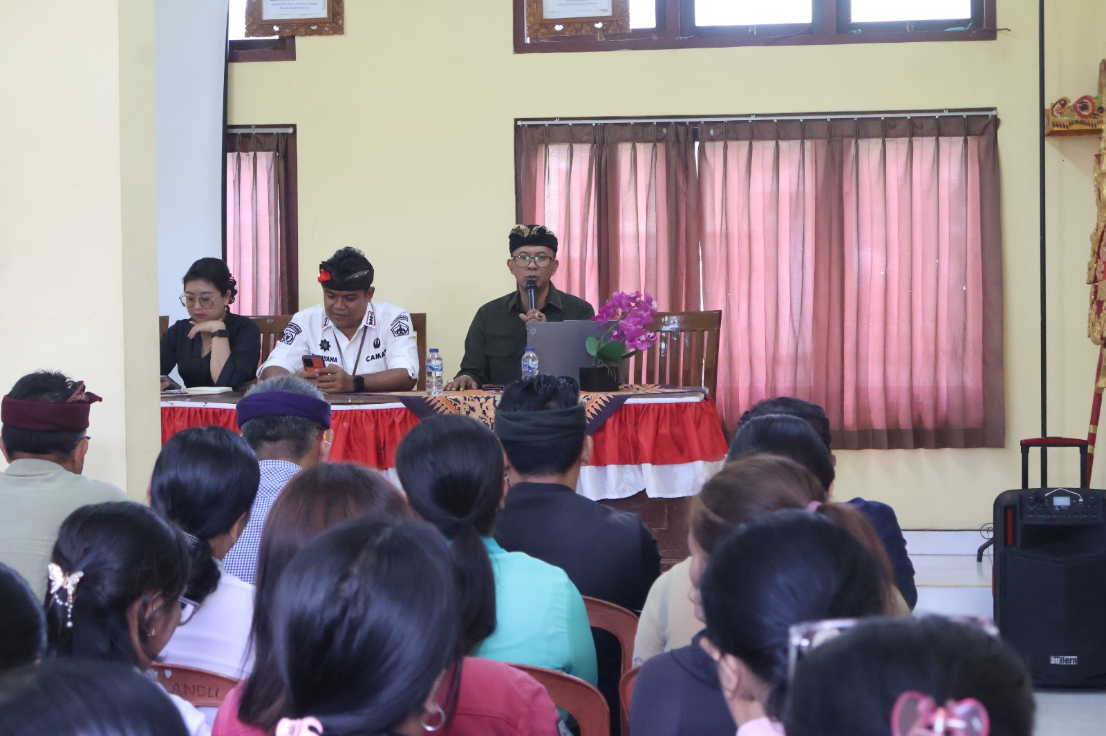 Anggota Bawaslu Kabupaten Bangli, Putu Gede Pertama Pujawan, saat menjadi narasumber dalam Rapat Rutin Kecamatan Bangli 