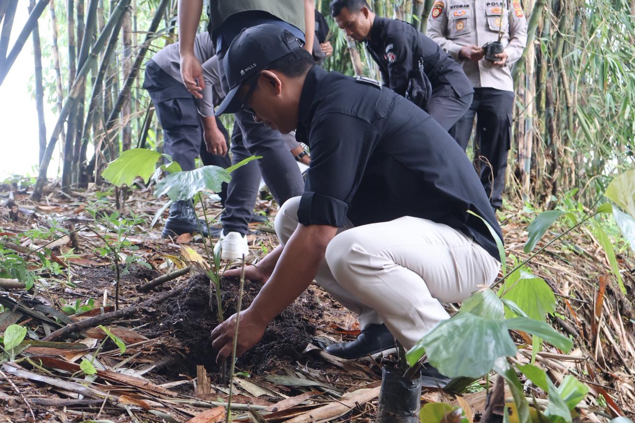 Bawaslu Bangli melakukabn  penanaman pohon di Hutan Adat Giri Upawana, Banjar Linjong, Desa Tiga, Kecamatan Susut.