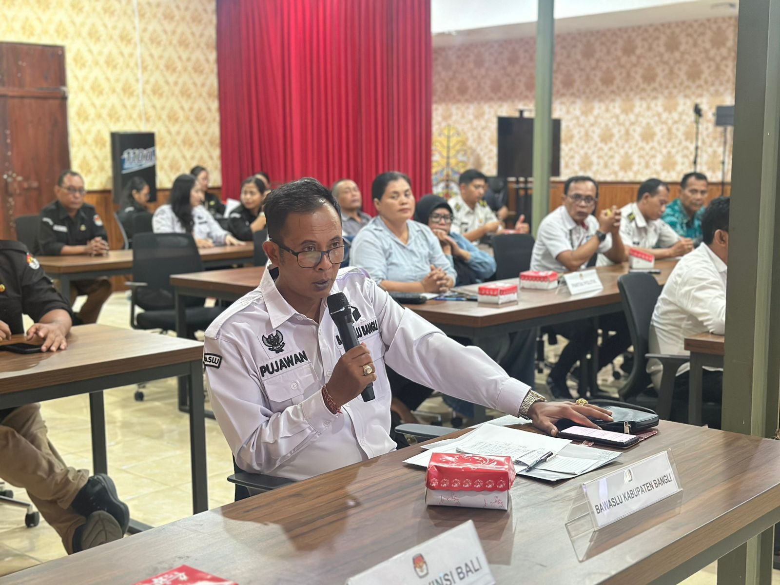 Bawaslu Kabupaten Bangli menaruh atensi khusus terhadap data pemilih nonaktif yang ditampilkan oleh KPU Kabupaten Bangli. Berdasarkan data yang diterima, jumlah pemilih nonaktif tercatat sebanyak 983 orang. Dari jumlah tersebut, 620 orang direncanakan akan dinyatakan Tidak Memenuhi Syarat (TMS) pada Pemutakhiran Data Pemilih Berkelanjutan (PDPB) triwulan berikutnya, sementara sisanya telah ditetapkan TMS pada PDPB triwulan pertama.  Hal tersebut terungkap dalam rapat pleno terbuka rekapitulasi PDPB Triwulan