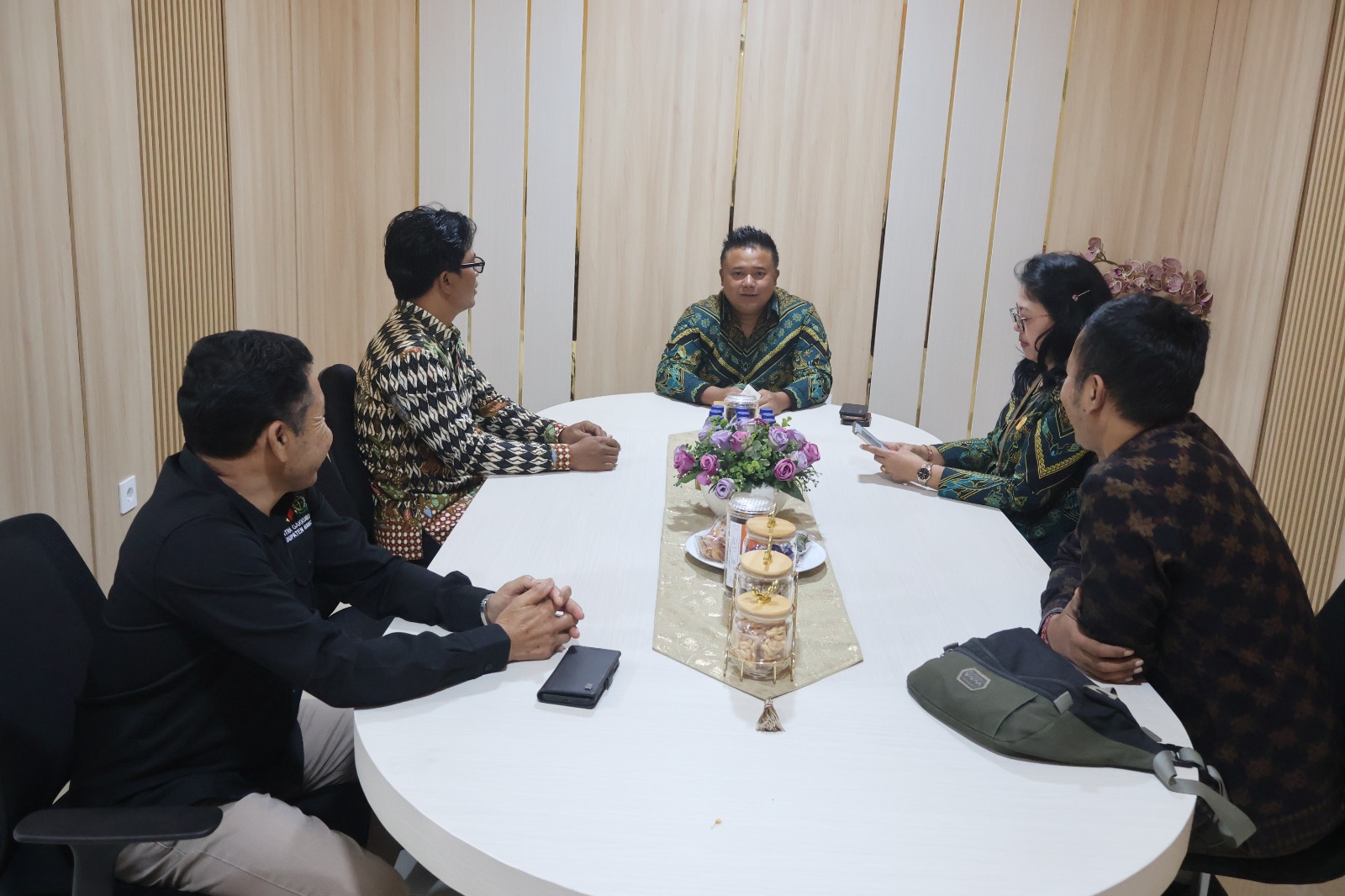 Bangli, Bawaslu Kabupaten Bangli  — Bawaslu Kabupaten Bangli terus memperkuat upaya konsolidasi demokrasi melalui audiensi bersama Kepala Pengadilan Negeri Bangli pada Jumat (17/4/2026). Pertemuan ini menjadi langkah strategis dalam membangun sinergi antar-lembaga guna menjaga kualitas demokrasi dan penegakan hukum pemilu di daerah.  Audiensi tersebut dipimpin langsung oleh Ketua Bawaslu Kabupaten Bangli, I Nengah Muliarta, didampingi Anggota Bawaslu Kabupaten Bangli, I Nengah Purna dan Putu Gede Pertama Pu