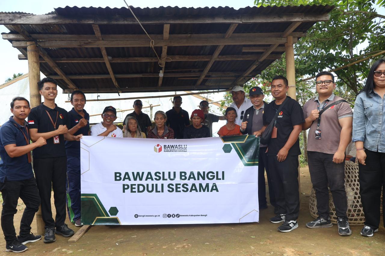 Menembus Medan Sulit, “Bawaslu Peduli” Sentuh Warga di Balik Bukit Terunyan