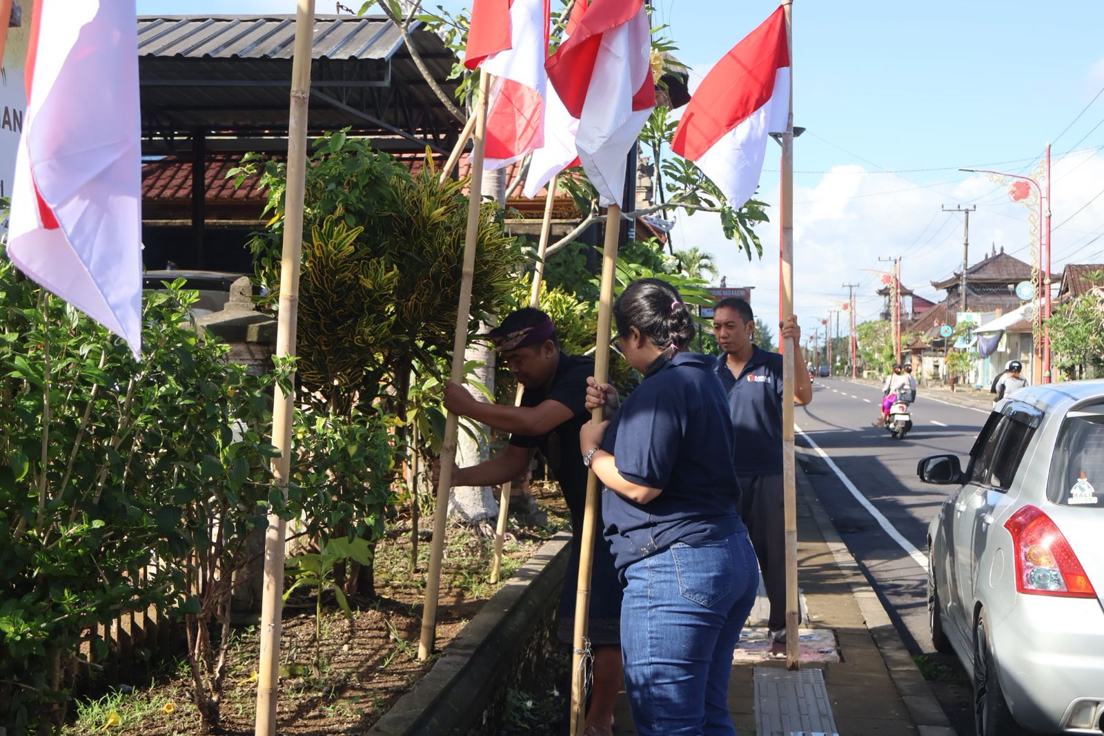 Semarak HUT Bangli ke-822, Bawaslu Bangli Gelar Aksi Bersih Kantor dan Pasang Bendera