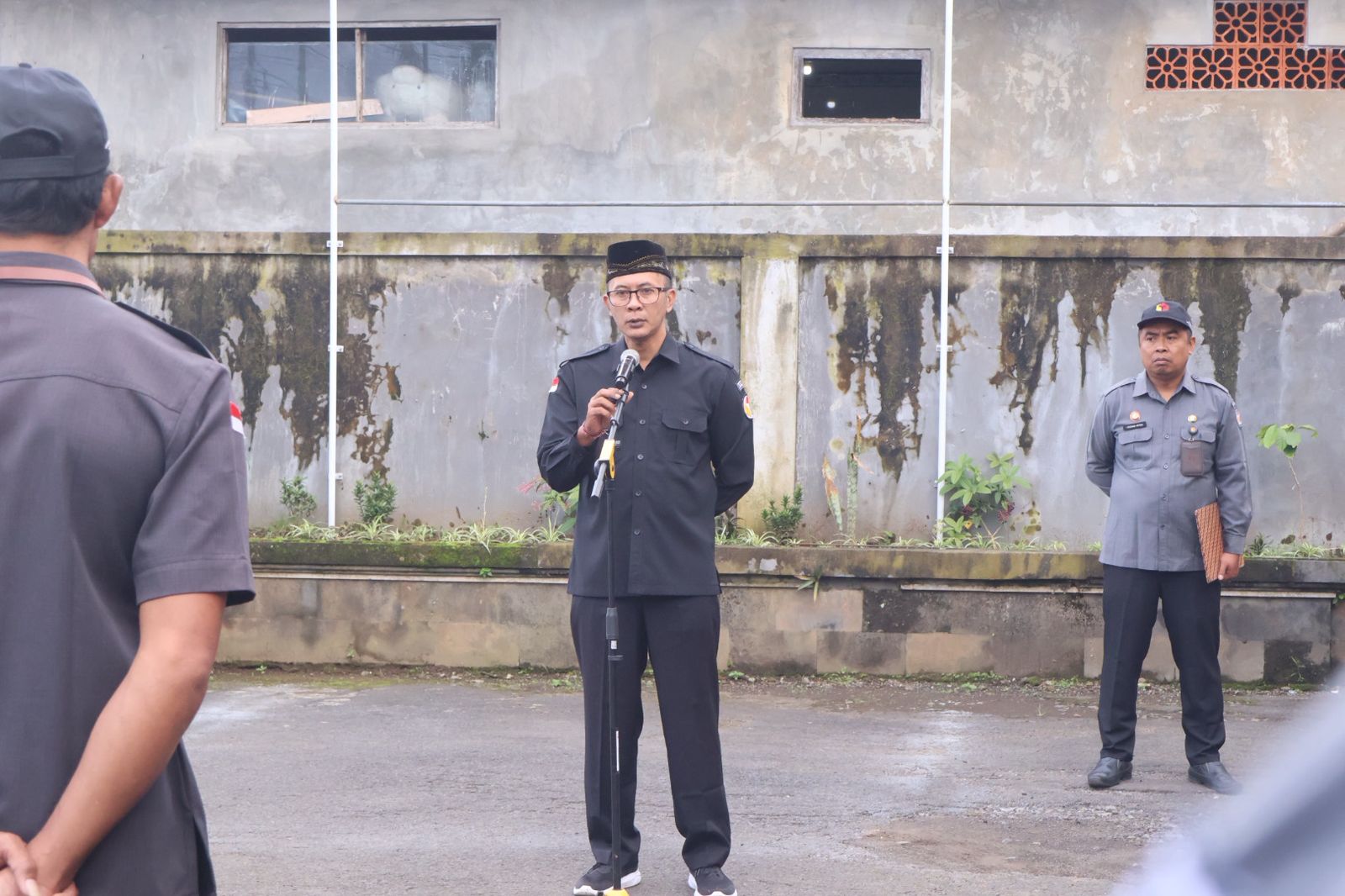 Apel Pagi, Pujawan Ingatkan Pentingnya Tertib Administrasi dan Edukasi Demokrasi