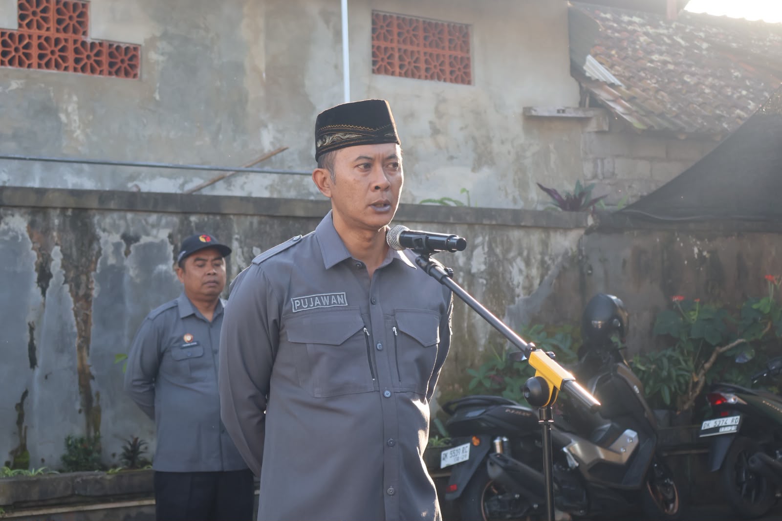 Apel Pagi, Pujawan Tekankan Disiplin Kerja, Sosialisasi Demokrasi, dan Uji Petik Data Disabilitas