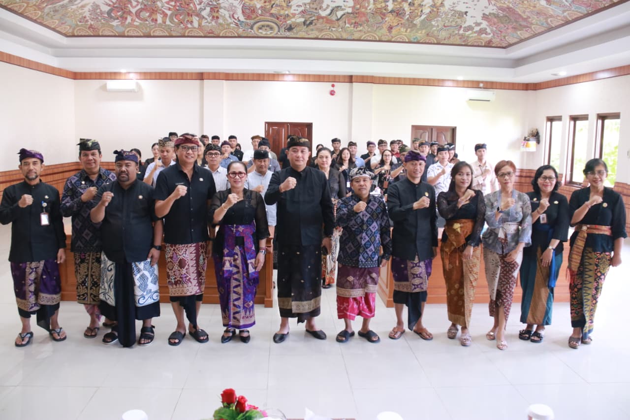 Badung, Bawaslu Bangli — Dalam upaya memperkuat kualitas komunikasi publik dan meningkatkan kapasitas kehumasan di era digital, Bawaslu Kabupaten Bangli menghadiri kegiatan Penguatan Kapasitas Kehumasan melalui Pelatihan Public Speaking dan Komunikasi Fasilitator yang diselenggarakan oleh Bawaslu Provinsi Bali di Kabupaten Badung, Kamis (9/7/2026).  Kegiatan tersebut diikuti oleh jajaran kehumasan Bawaslu kabupaten/kota se-Bali sebagai bagian dari penguatan kompetensi dalam menyampaikan informasi publik sec