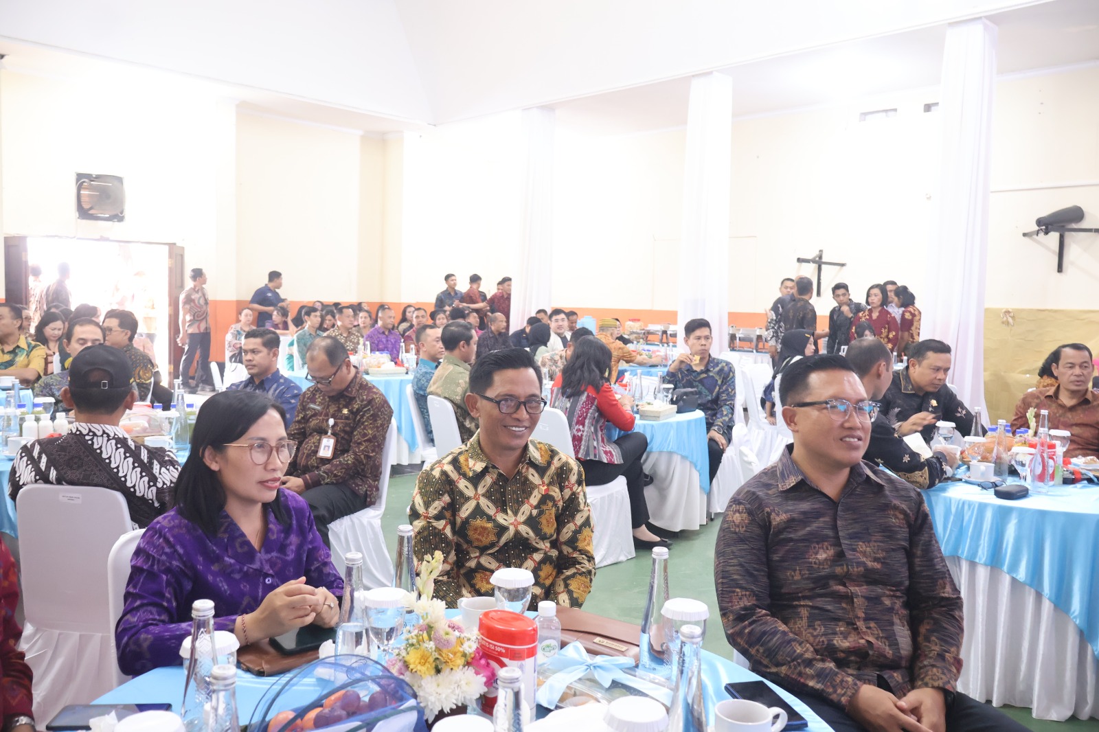 Bangli, Bawaslu Bangli – Bertempat di Gedung Sasana Bhayangkara, Kabupaten Bangli, Sabtu (1/8/2026), Badan Pengawas Pemilihan Umum (Bawaslu) Kabupaten Bangli menghadiri acara pisah sambut Kepala Kepolisian Resor (Kapolres) Bangli dari AKBP James I.S. Rajaguguk, S.I.K., M.H. kepada AKBP Anggun Adhika Putra, S.I.K., M.M. Kehadiran Bawaslu Bangli menjadi wujud komitmen dalam memperkuat sinergi antarlembaga guna mendukung stabilitas keamanan, penegakan hukum, dan penyelenggaraan demokrasi yang berkualitas di Ka