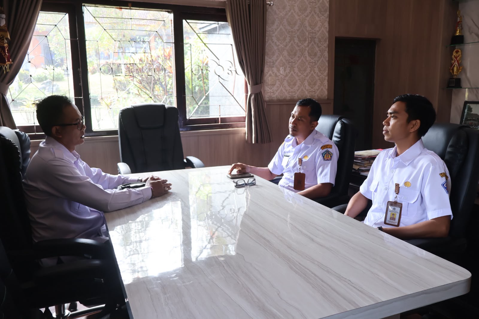 Bangli, Bawaslu Bangli — Menyiapkan pelajar memahami demokrasi tidak cukup hanya melalui teori. Bawaslu Kabupaten Bangli bersama SMA Negeri 2 Bangli merancang Pemilihan Ketua dan Wakil Ketua OSIS (Pemilos) sebagai miniatur pemilu yang memberi ruang bagi siswa untuk belajar dan mempraktikkan langsung proses demokrasi. Pembahasan tersebut dilakukan Anggota Bawaslu Kabupaten Bangli, Putu Gede Pertama Pujawan, bersama Wakil Kepala Sekolah Bidang Kesiswaan SMA Negeri 2 Bangli, I Komang Nuriada, Rabu (23/9/2026).