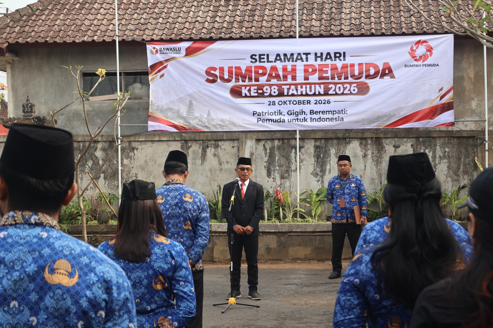 Bangli, Bawaslu Bangli — Semangat patriotisme, kegigihan, dan empati menjadi pesan utama dalam Peringatan Hari Sumpah Pemuda ke-98 yang digelar Bawaslu Kabupaten Bangli melalui upacara pada Rabu (28/10/2026). Mengusung tema “Patriotik, Gigih, Berempati: Pemuda untuk Indonesia”, peringatan ini menjadi momentum untuk memperkuat persatuan, menumbuhkan kepedulian, serta meneguhkan komitmen dalam menjaga demokrasi.  Upacara berlangsung khidmat dengan diikuti jajaran pimpinan dan seluruh kesekretariatan Bawaslu K