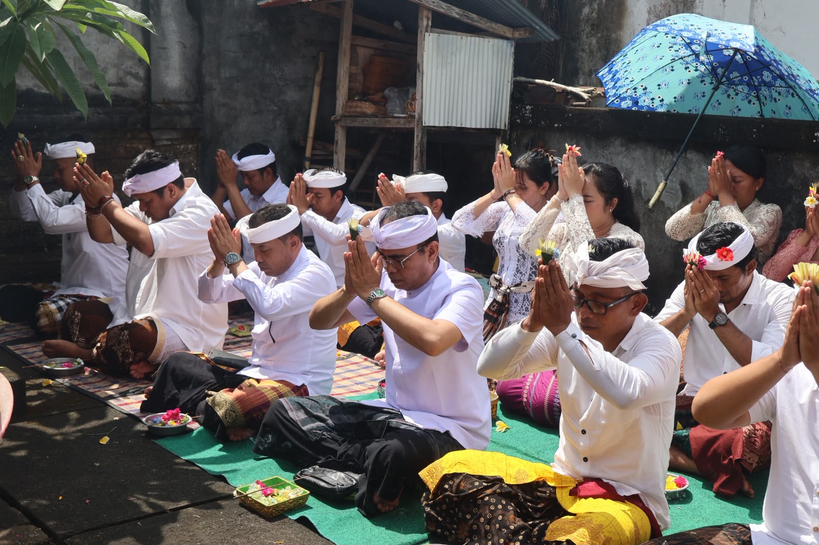 Sembahyang Saraswati, Bawaslu Bangli Satukan Spiritualitas dan Integritas