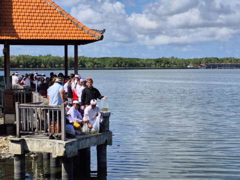 Jala Bali di Pura Candi Narmada, Bawaslu Bangli Turut Jaga Alam dan Perkuat Kolaborasi