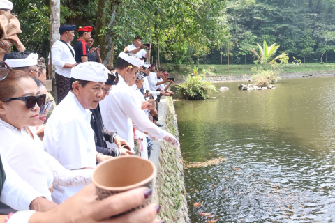 Jaga Alam, Rawat Demokrasi: Bawaslu Bangli Ikuti Aksi Jala Bali di Pura Luhur Batukau