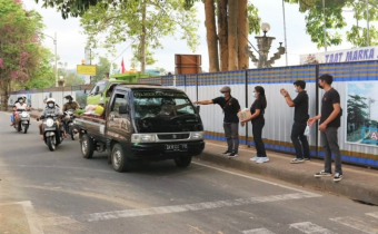 PPKM DARURAT DIPERPANJANG, BAWASLU BANGLI BAGI-BAGI NASI GRATIS KE MASYARAKAT