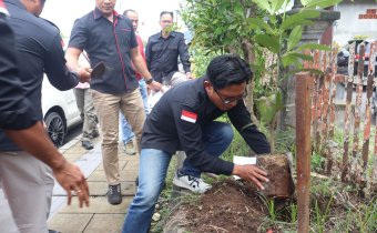 Bawaslu Kabupaten Bangli bersama dengan Tim Sentra Gakkumdu Bangli melakukan penanaman pohon manggis di area Kantor Bawaslu Kabupaten Bangli pada Jumat (13/12)