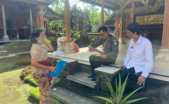 Bangli, Bawaslu Bangli - Dalam rangka menjaga akurasi dan kualitas Data Pemilih Berkelanjutan (PDPB), Bawaslu Kabupaten Bangli melaksanakan kegiatan uji petik pada hari Senin, (30/6). Kegiatan ini merupakan tindak lanjut dari Surat Edaran Bawaslu Nomor 29 Tahun 2025 tentang pengawasan pemutakhiran data pemilih secara berkelanjutan.  Dalam kegiatan ini, Ketua dan Anggota Bawaslu Bangli, serta Koordinator Sekretariat Bawaslu Bangli turun langsung ke beberapa desa untuk mencocokkan dan meneliti data pemilih ya