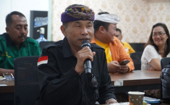 Koordinator Divisi Penanganan Pelanggaran dan Penyelesaian Sengketa Bawaslu Kabupaten Bangli, I Nengah Purna, saat menghadiri Rapat Koordinasi Pemutakhiran Data Partai Politik secara Berkelanjutan melalui Sistem Informasi Partai Politik (Sipol) Tahun 2025 yang diselenggarakan oleh Komisi Pemilihan Umum (KPU) Kabupaten Bangli pada Kamis (17/7).