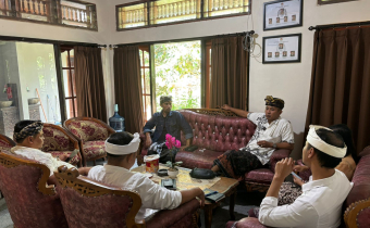 Koordinator Divisi Hukum, Pencegahan, Partisipasi Masyarakat, dan Hubungan Masyarakat (HP2H) Bawaslu Kabupaten Bangli, Putu Gede Pertama Pujawan Melakukan koordinasi dengan Komisi Pemilihan Umum (KPU) Kabupaten Bangli terkait Pemutakhiran Daftar Pemilih Berkelanjutan (PDPB)