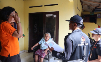 Anggota Bawaslu Kabupaten Bangli, Putu Gede Pertama Pujawan melakukan kegiatan Uji Petik Pemutakhiran Data Pemilih Berkelanjutan (PDPB) Tahun 2025 di Desa Tamanbali.