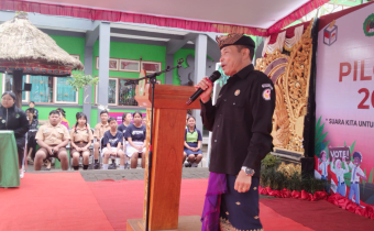 Anggota Bawaslu Kabupaten Bangli, I Nengah Purna, saat memberikan materi pada kegiatan Sosialisasi Pengenalan Pemilihan Umum Sejak Dini (Demokrasi di Sekolah) yang digelar oleh SMP Negeri 1 Susut