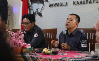 Koordinator Divisi Hukum dan Penyelesaian Sengketa Bawaslu Provinsi Bali, Gede Sutrawan, saat kegiatan Sosialisasi Perbawaslu Nomor 2 Tahun 2025 tentang Tata Cara Penyelesaian Kerugian Negara Terhadap Pegawai Negeri Bukan Bendahara atau Pejabat Lain di Lingkungan Bawaslu, yang dilaksanakan di Kantor Bawaslu Kabupaten Bangli.