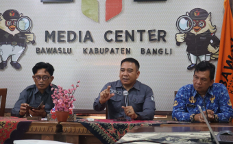 Bangli, Bawaslu Bangli – Anggota Bawaslu Provinsi Bali I Wayan Wirka mendorong percepatan tindak lanjut atas dugaan pelanggaran netralitas ASN di lingkungan Pemerintah Kabupaten Bangli. Hal tersebut ia sampaikan saat memimpin Monitoring dan Evaluasi (Monev) tindak lanjut rekomendasi atas dugaan pelanggaran netralitas ASN di Kantor Bawaslu Kabupaten Bangli pada Senin (1/12).  Dalam arahannya, Wirka menyoroti masih adanya beberapa surat terkait dugaan pelanggaran netralitas ASN yang belum memperoleh tindak la