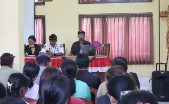 Anggota Bawaslu Kabupaten Bangli, Putu Gede Pertama Pujawan, saat menjadi narasumber dalam Rapat Rutin Kecamatan Bangli 