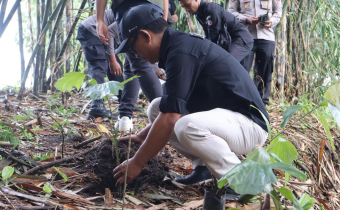Bawaslu Bangli melakukabn  penanaman pohon di Hutan Adat Giri Upawana, Banjar Linjong, Desa Tiga, Kecamatan Susut.