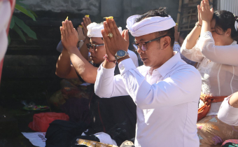 Sembahyang Saraswati, Bawaslu Bangli Satukan Spiritualitas dan Integritas