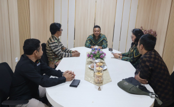 Bangli, Bawaslu Kabupaten Bangli  — Bawaslu Kabupaten Bangli terus memperkuat upaya konsolidasi demokrasi melalui audiensi bersama Kepala Pengadilan Negeri Bangli pada Jumat (17/4/2026). Pertemuan ini menjadi langkah strategis dalam membangun sinergi antar-lembaga guna menjaga kualitas demokrasi dan penegakan hukum pemilu di daerah.  Audiensi tersebut dipimpin langsung oleh Ketua Bawaslu Kabupaten Bangli, I Nengah Muliarta, didampingi Anggota Bawaslu Kabupaten Bangli, I Nengah Purna dan Putu Gede Pertama Pu