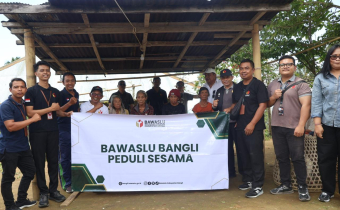 Menembus Medan Sulit, “Bawaslu Peduli” Sentuh Warga di Balik Bukit Terunyan