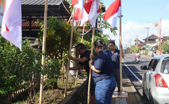Semarak HUT Bangli ke-822, Bawaslu Bangli Gelar Aksi Bersih Kantor dan Pasang Bendera